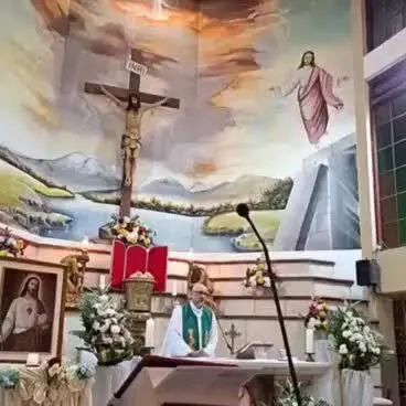Sacerdote muere tras caer una cruz durante misa en Ecuador