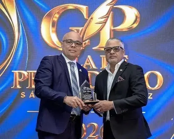 Carlos Devers recibe reconocimiento en gala periodística