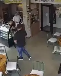 Delincuentes asaltan negocio en Naco y roban a clientes