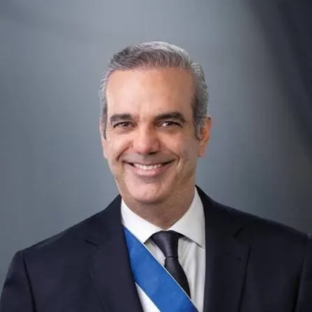 Abinader concede noche libre a graduandos del Politécnico Loyola