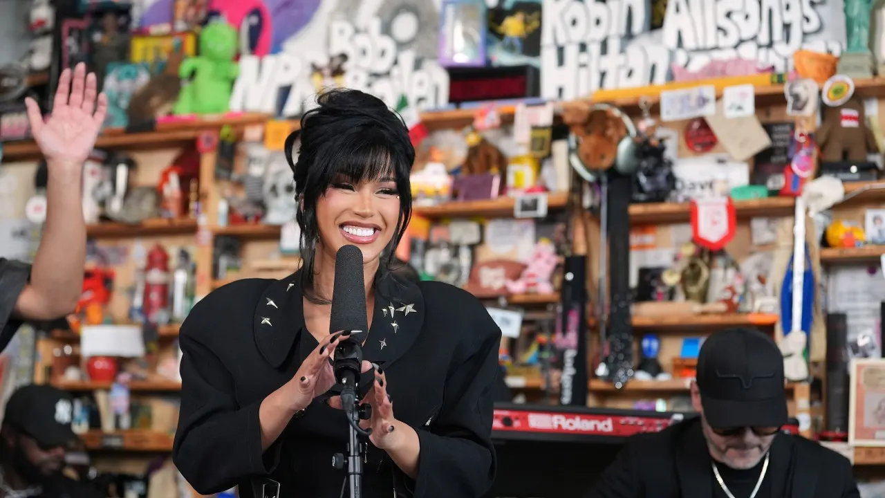 Cardi B presenta sus éxitos en el Tiny Desk de NPR