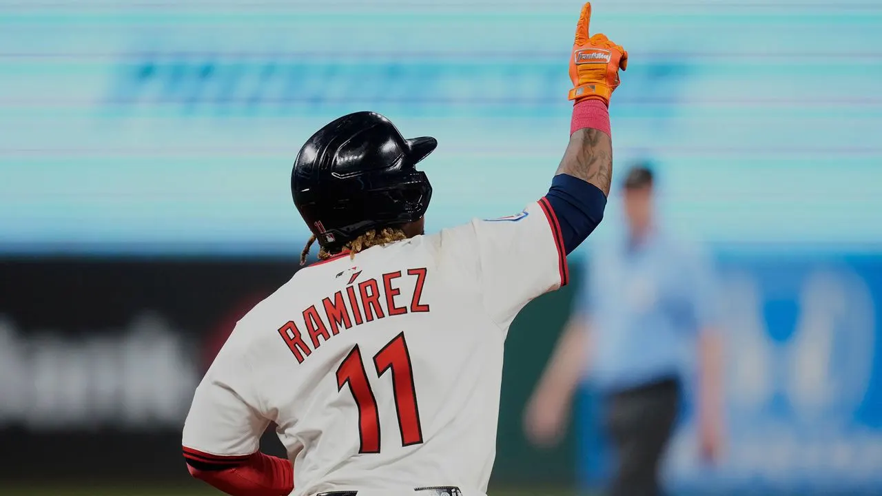 José Ramírez alcanza 18 juegos consecutivos embasándose en playoffs