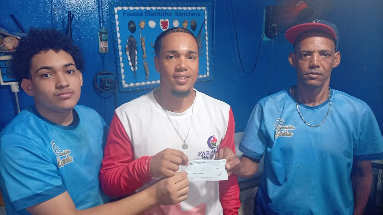 Equipo de baloncesto recibe premio en metálico por su victoria