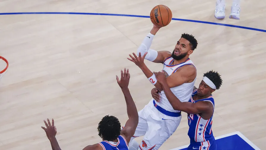 Sixers vencen a Knicks en partido de campeones