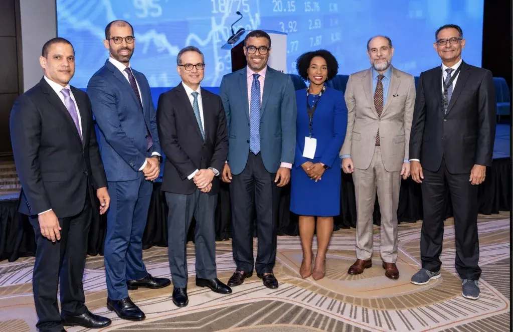 Expertos discuten retos económicos y tecnología en Financial Summit 2026