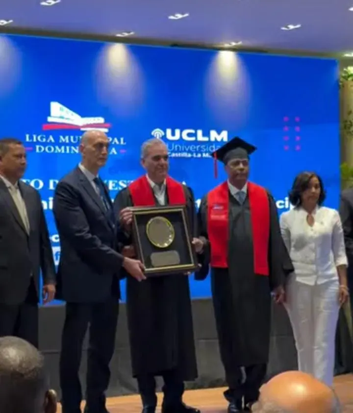 Luis Abinader encabeza graduación de máster en Gestión Municipal