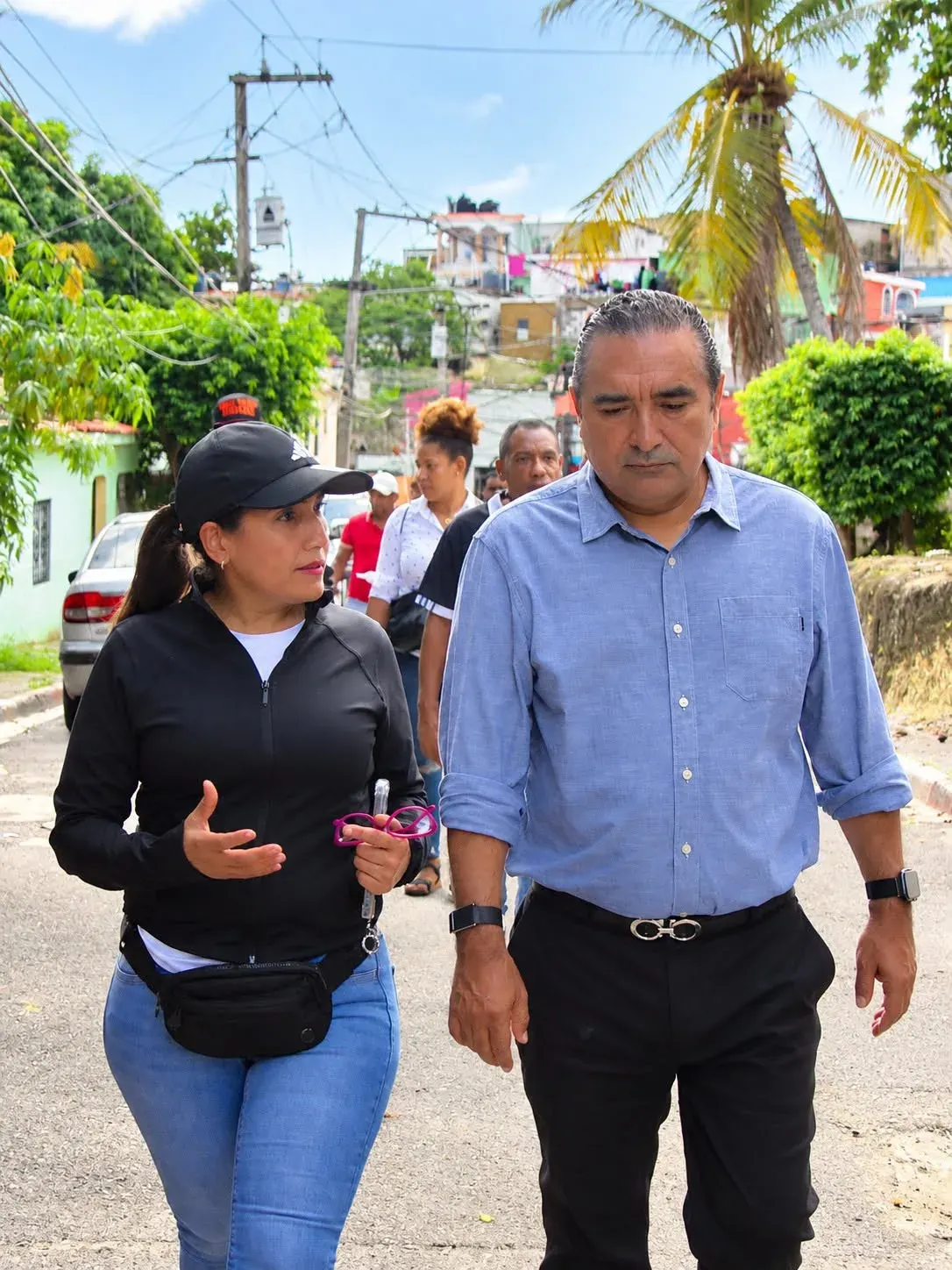 Víctor Pavón entrega ayuda a familias afectadas por inundaciones en Santo Domingo Norte