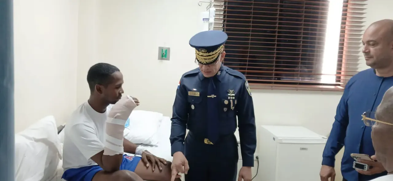 Policía herido en Barahona recibe alta médica y sigue bajo seguimiento