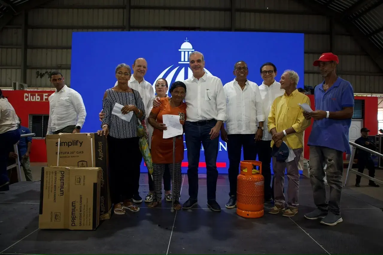 Gobierno inicia programa para cambiar fogones por estufas en Santiago