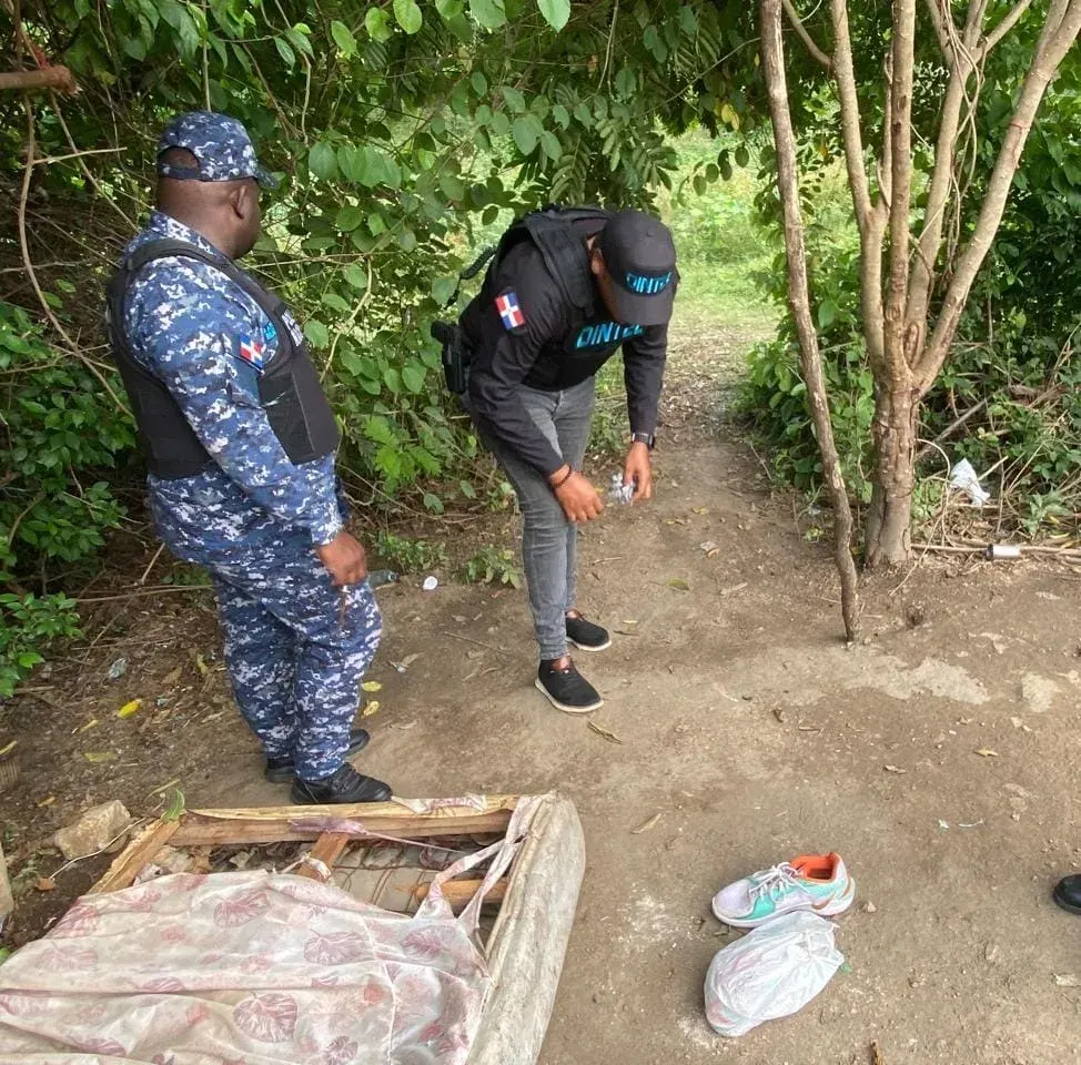 Policía incauta drogas y un puñal en operativo en El Pino