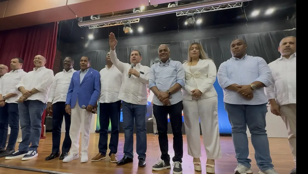 Juramentan Frente de Salud en La Vega en apoyo al proyecto de David Collado