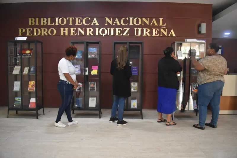 Biblioteca Nacional muestra obras de poetas dominicanos en su vestíbulo