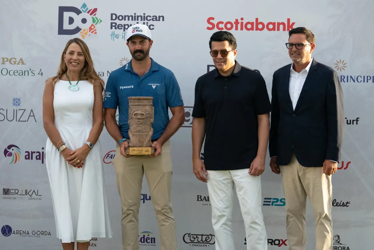 Joey Savoie gana torneo de golf en República Dominicana