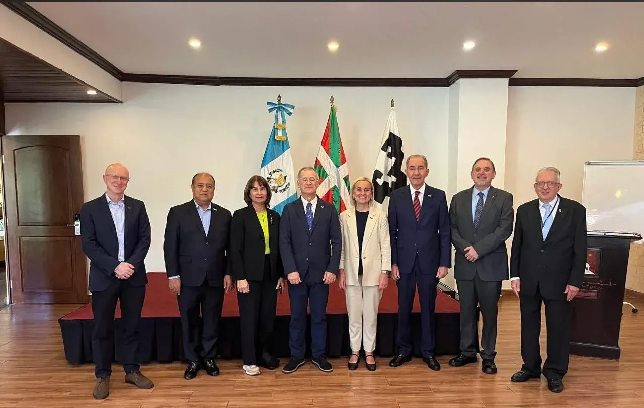 Universidad del País Vasco reconoce labor de Franklin García Fermín en posgrados latinoamericanos