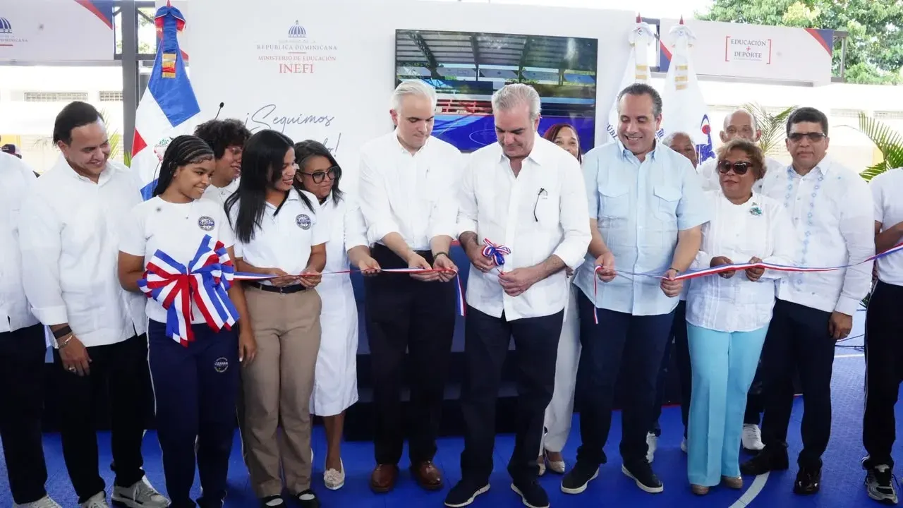 Presidente Abinader inaugura techado deportivo en escuela de Santo Domingo Este