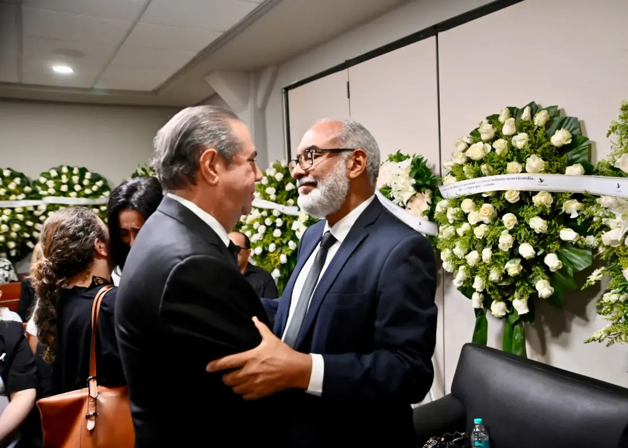 Francisco Javier acude a dar condolencias a Persio Maldonado por la muerte de su esposa