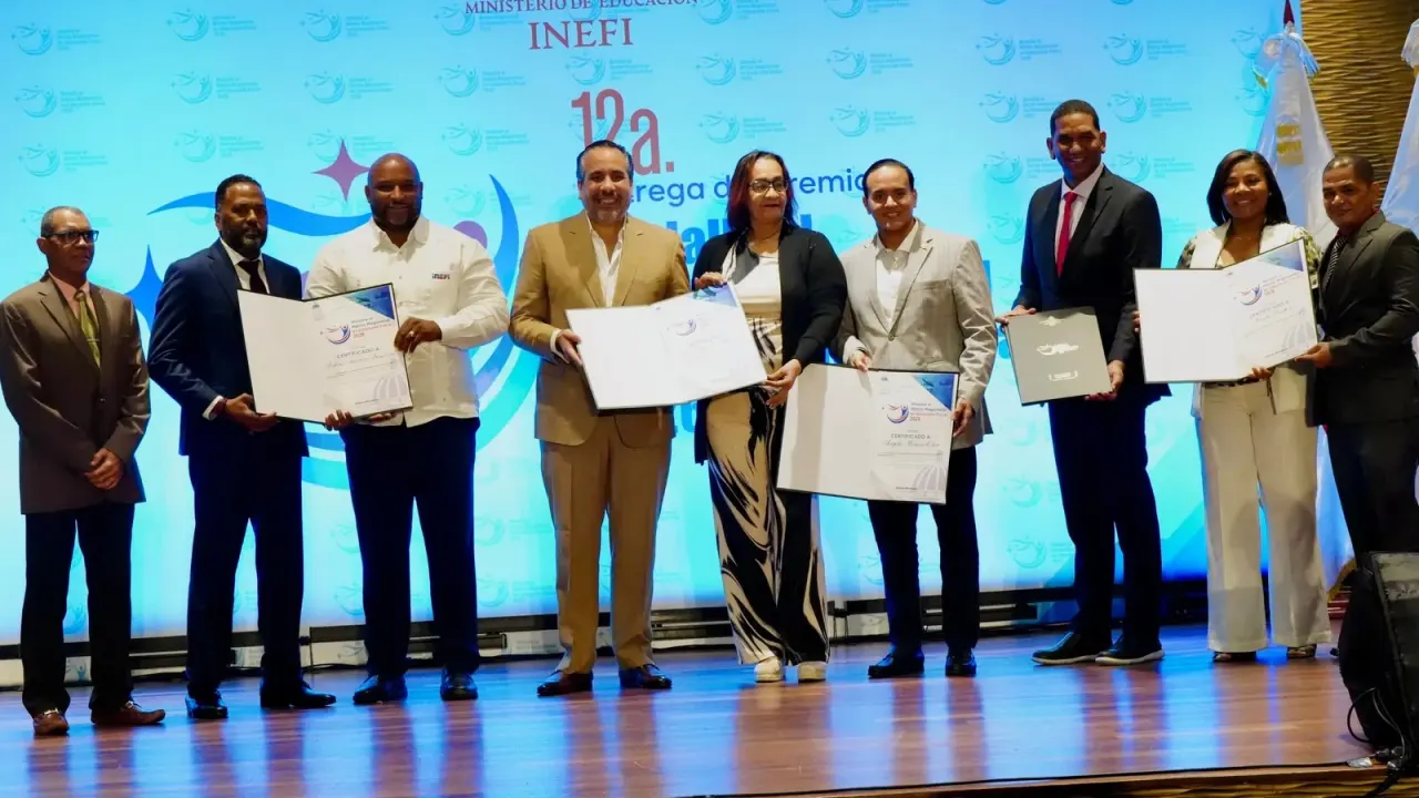 INEFI reconoce labor de 23 docentes de Educación Física