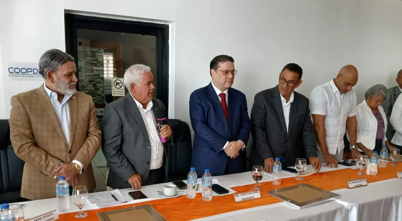 Ministro de Industria visita Anadegas durante su asamblea anual