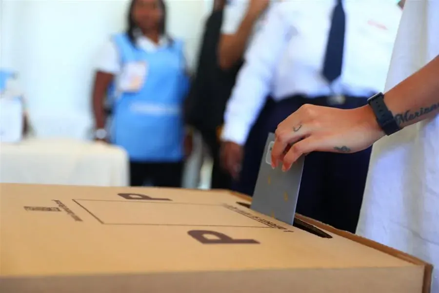 Encuesta: el 56% de jóvenes dominicanos quiere emigrar y el 71% desconfía de políticos