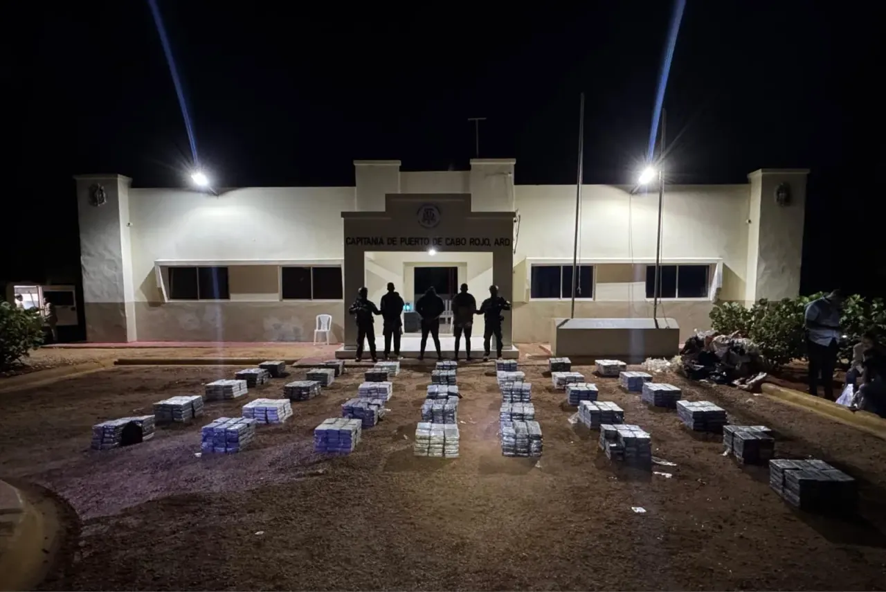 Detienen embarcación con más de una tonelada de cocaína en el Caribe
