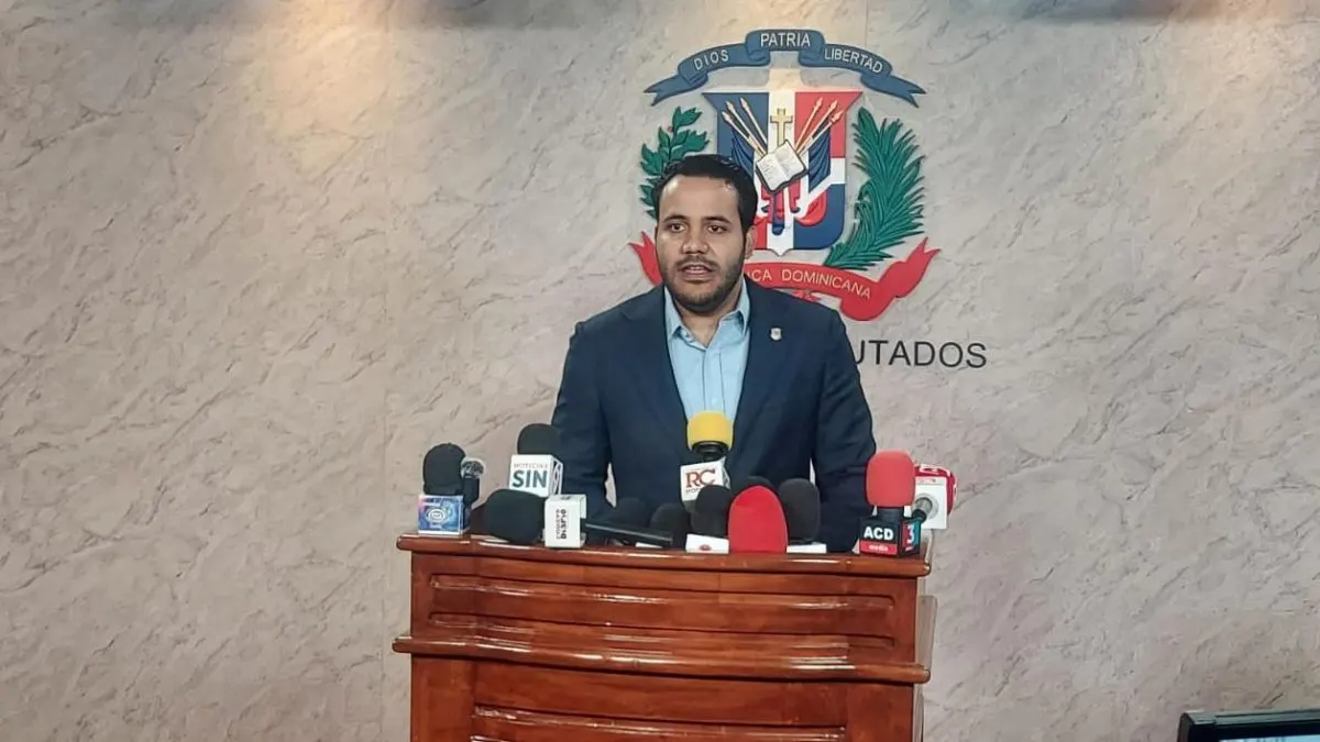 Diputado propone bajar comisiones de AFP y subir aportes para pensiones