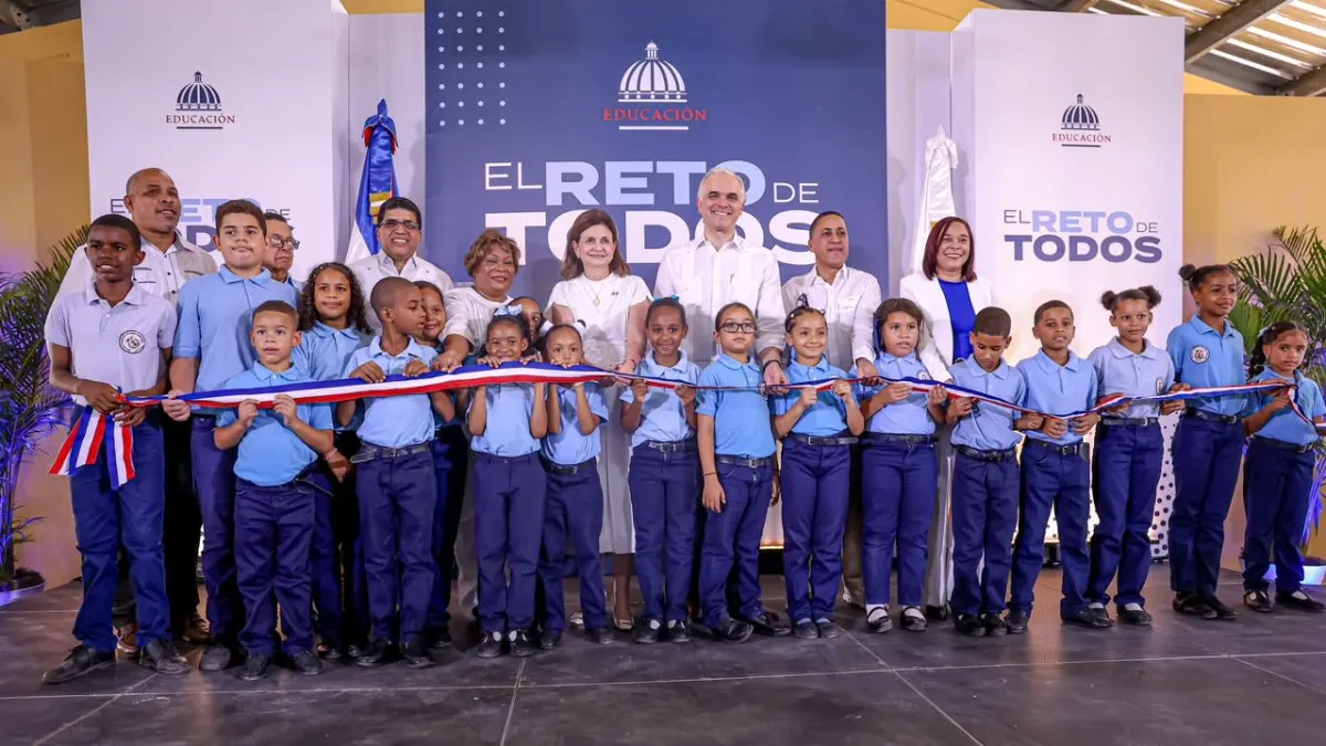Niña inaugura su escuela en Ciudad Juan Bosch con emotivo mensaje