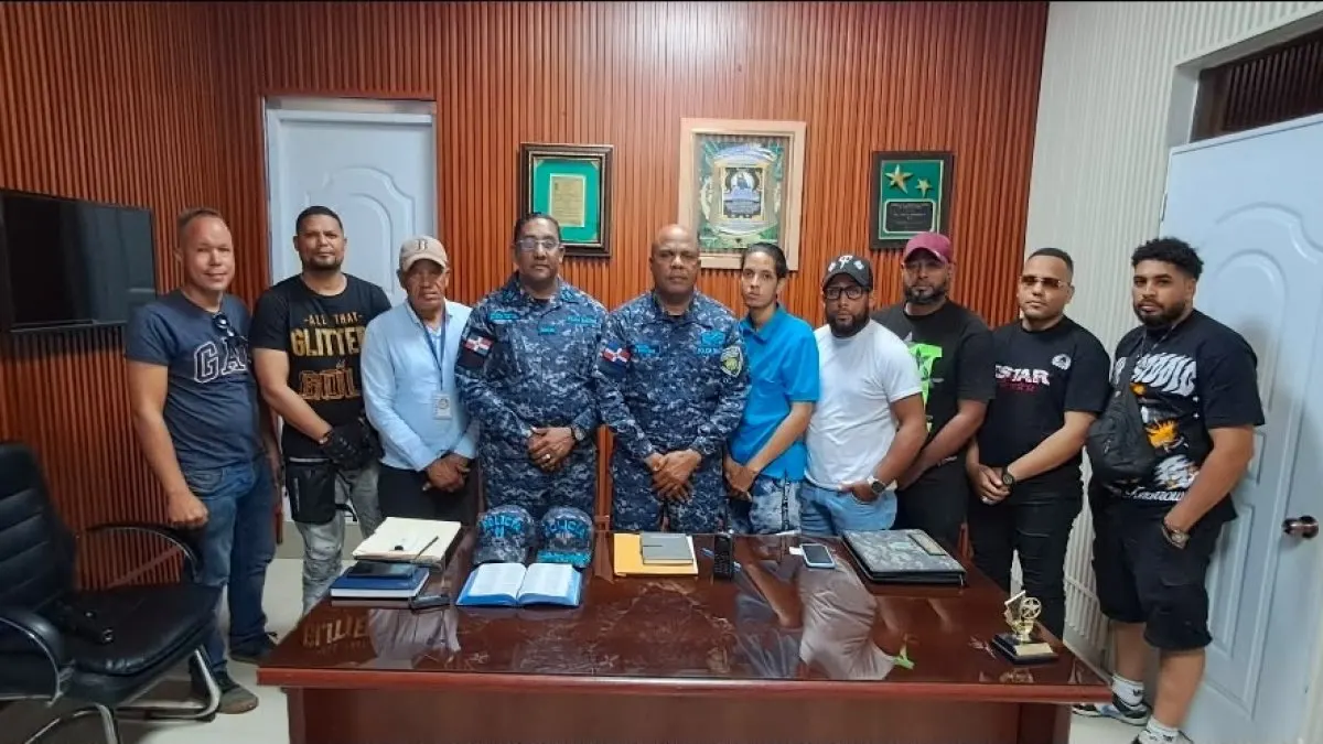 Policia y comunicadores se reúnen en Hermanas Mirabal