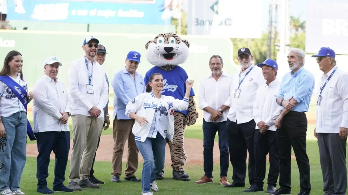 Embajadora de EE.UU. recibe chaqueta conmemorativa de los Yankees