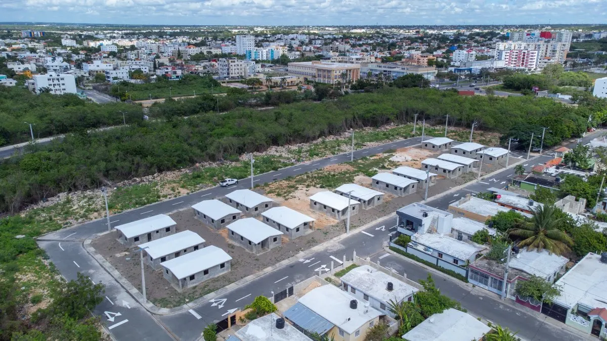 Central Romana entrega 16 casas a empleados