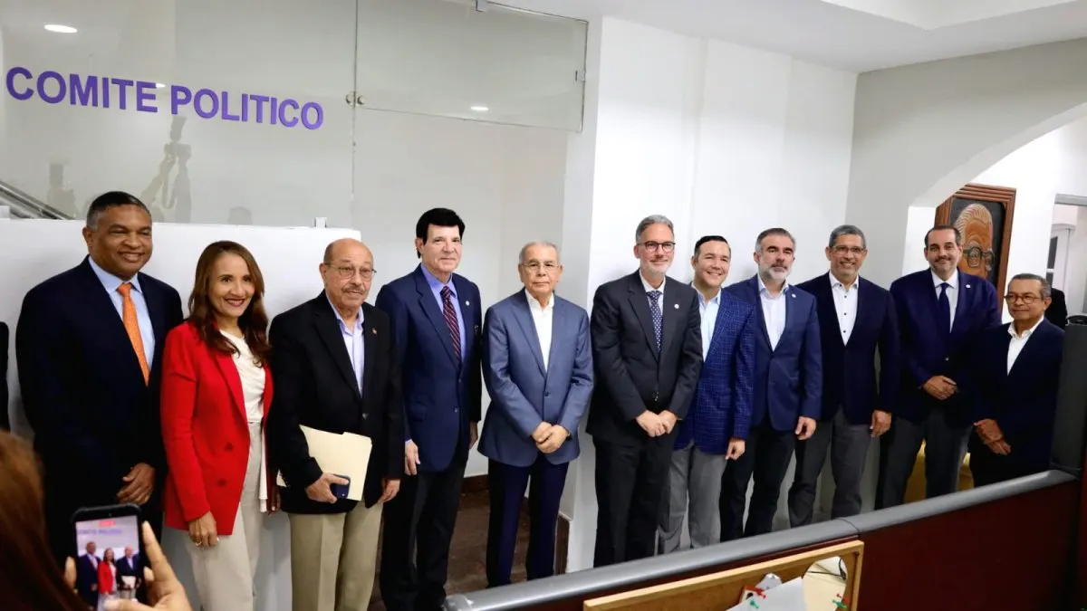 Danilo Medina recibe a empresarios industriales en la Casa Presidencial