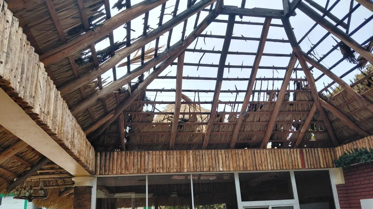 Incendio destruye restaurante en el centro de Baní
