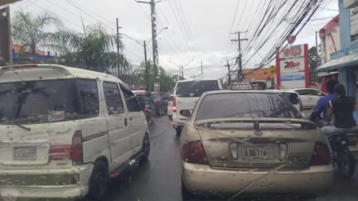 Lluvias complican el tránsito en Santo Domingo