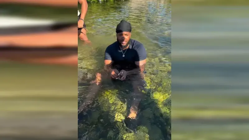 Vladimir Guerrero Jr. pescando en el río Nizao con su gente