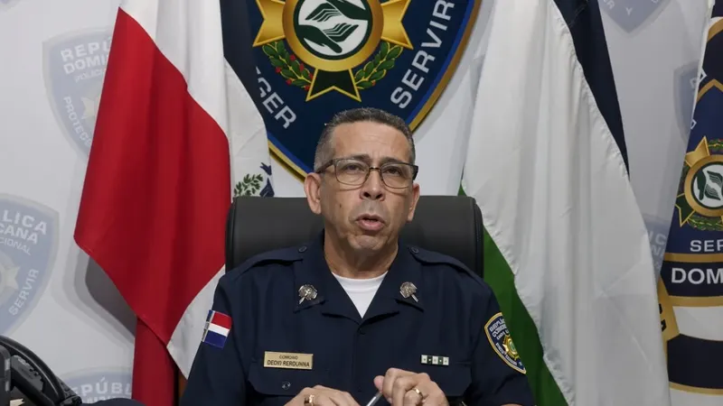 Policía busca a hombre acusado de matar a dos personas en Los Frailes