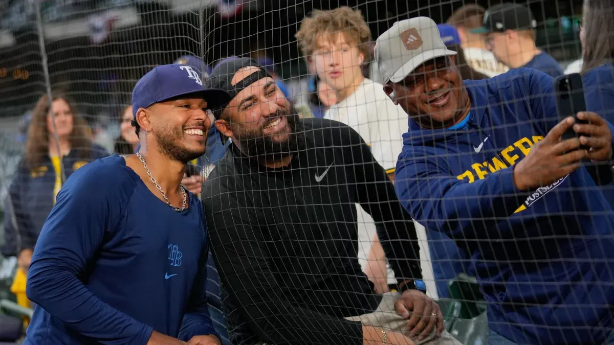 Freddy Peralta enfrenta a sus ex compañeros en la Serie Mundial