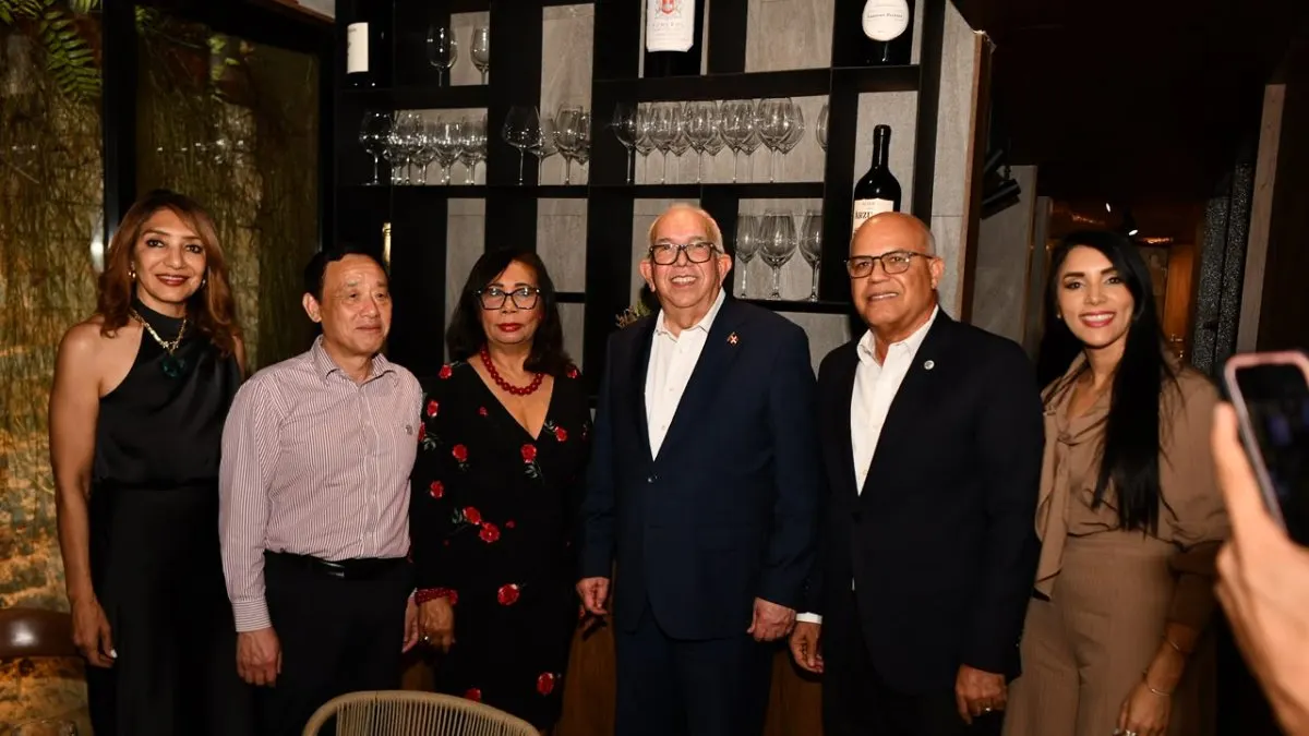 Banco Agrícola ofrece cena al director de la FAO durante su visita
