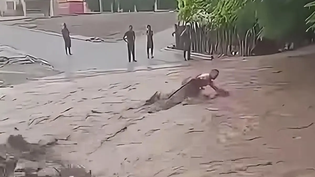Video muestra a hombre arrastrado por la corriente en Azua