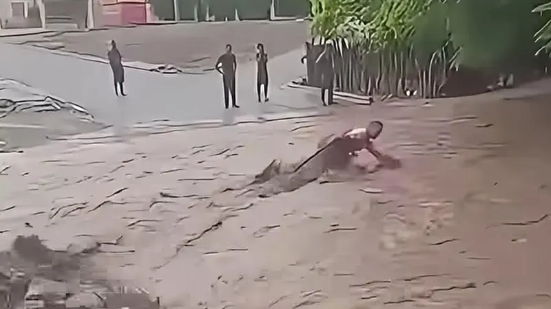 Video muestra a hombre arrastrado por la corriente en Azua