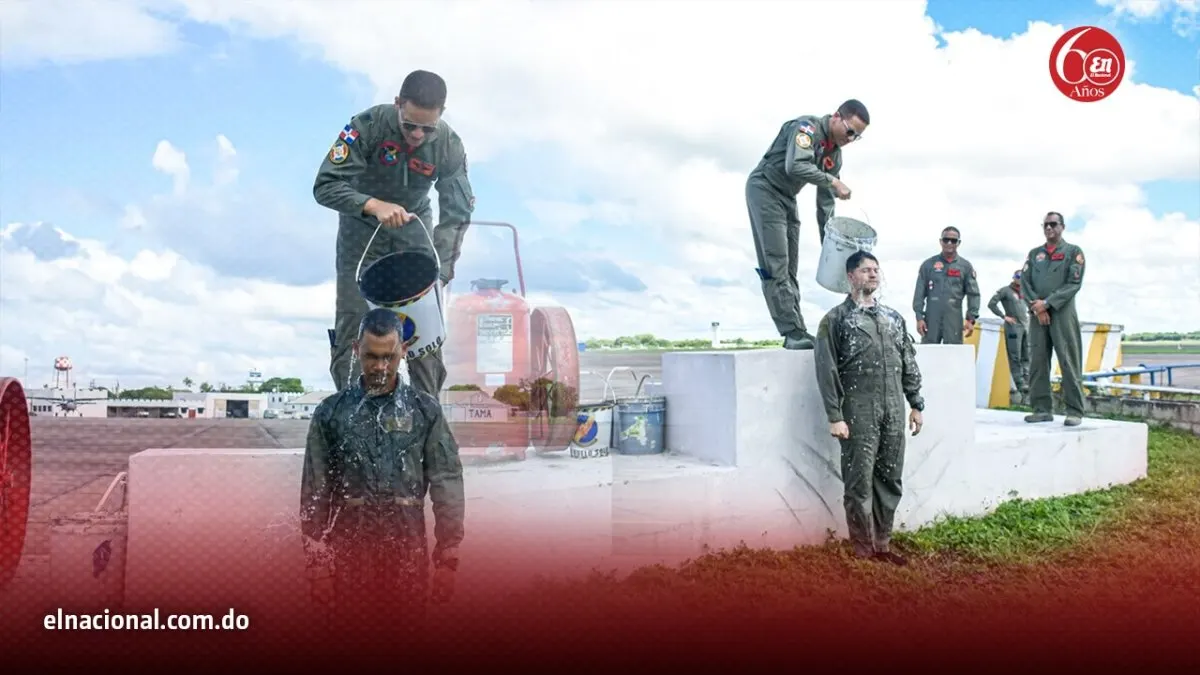Aspirantes a pilotos de las FARD se bañan con agua en una tradición