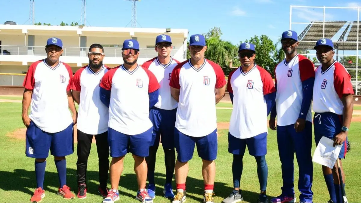 Dominicanos entrenan a jóvenes en Grandes Ligas con experiencia de pelota invernal