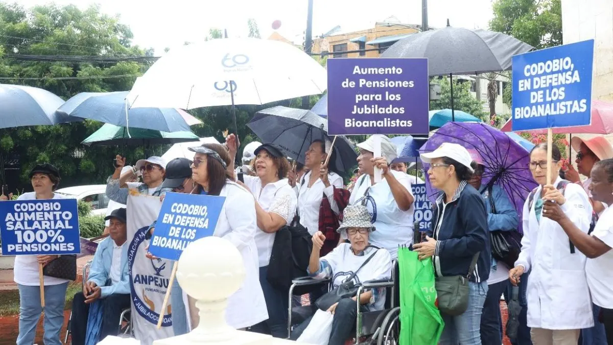 Bioanalistas exigen aumento salarial y revisión del cápita