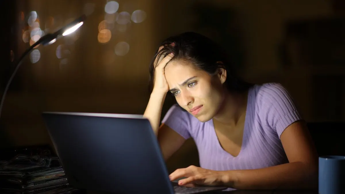 ¿Cuánto tiempo pasas frente a una pantalla? Estas señales pueden alertar sobre problemas de visión