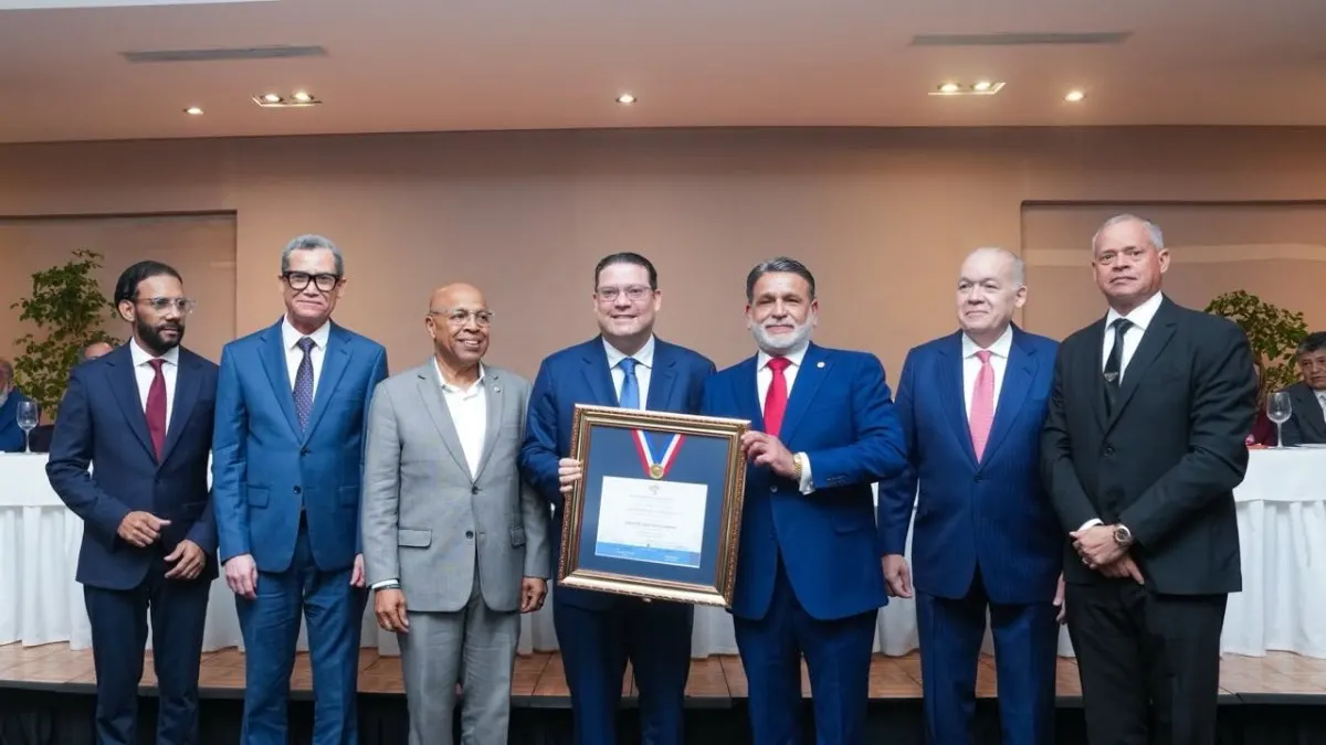 Ministro Yayo Sanz Lovatón recibe un premio por su labor pública