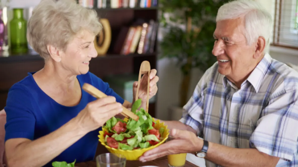 Alimentación saludable ayuda a prevenir la sarcopenia en adultos mayores