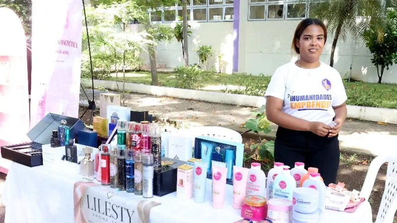 Estudiantes presentan proyectos en feria de emprendimiento gratuita