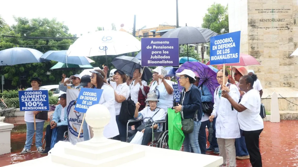 Bioanalistas protestan por aumento de pensiones y otros beneficios