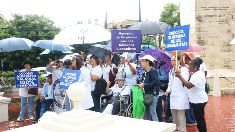 Bioanalistas protestan por aumento de pensiones y otros beneficios