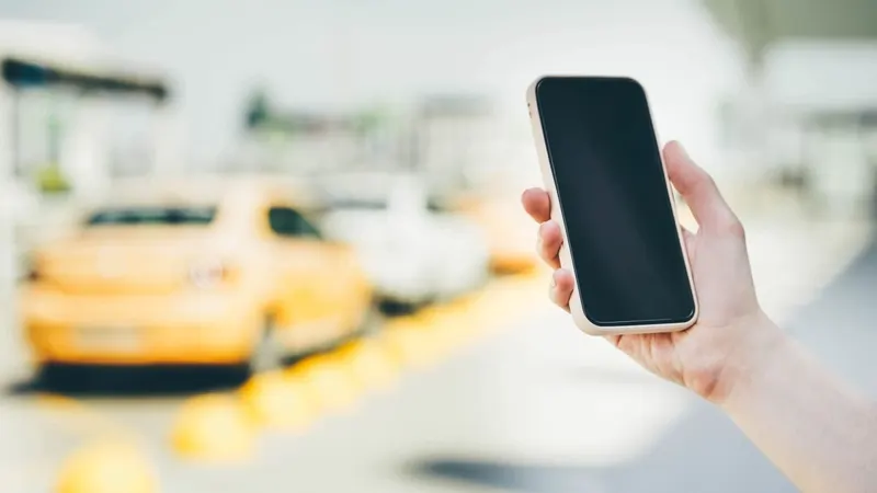Adolescentes intentan quitarle el taxi a un conductor durante un viaje