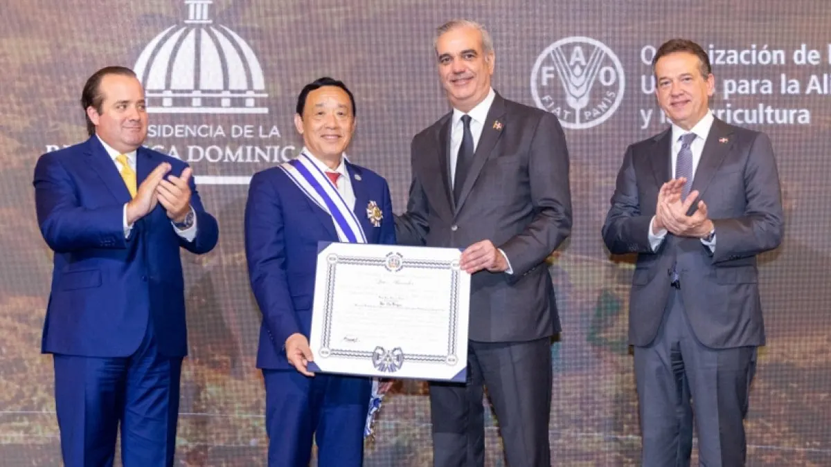 Gobierno entrega condecoración a director de la FAO