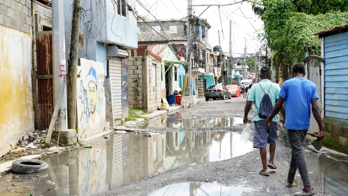 Barrio Las Lilas en SDE pide solución a falta de drenajes